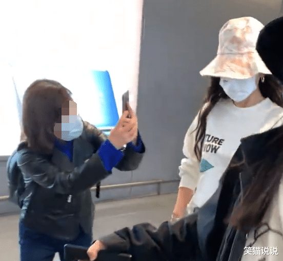 Angelababy|?杨颖机场被路人拿手机怼脸拍照，一路尾随搭话，本尊一笑而过现高素质！