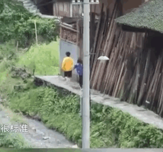 张子枫|卷入焉栩嘉风波后张子枫首次现身，目光无神显忧郁，已更换手机壳