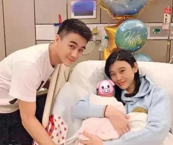 奚梦瑶|奚梦瑶何猷君带儿子游动物园,一家三口牵手同行,画面温馨有爱