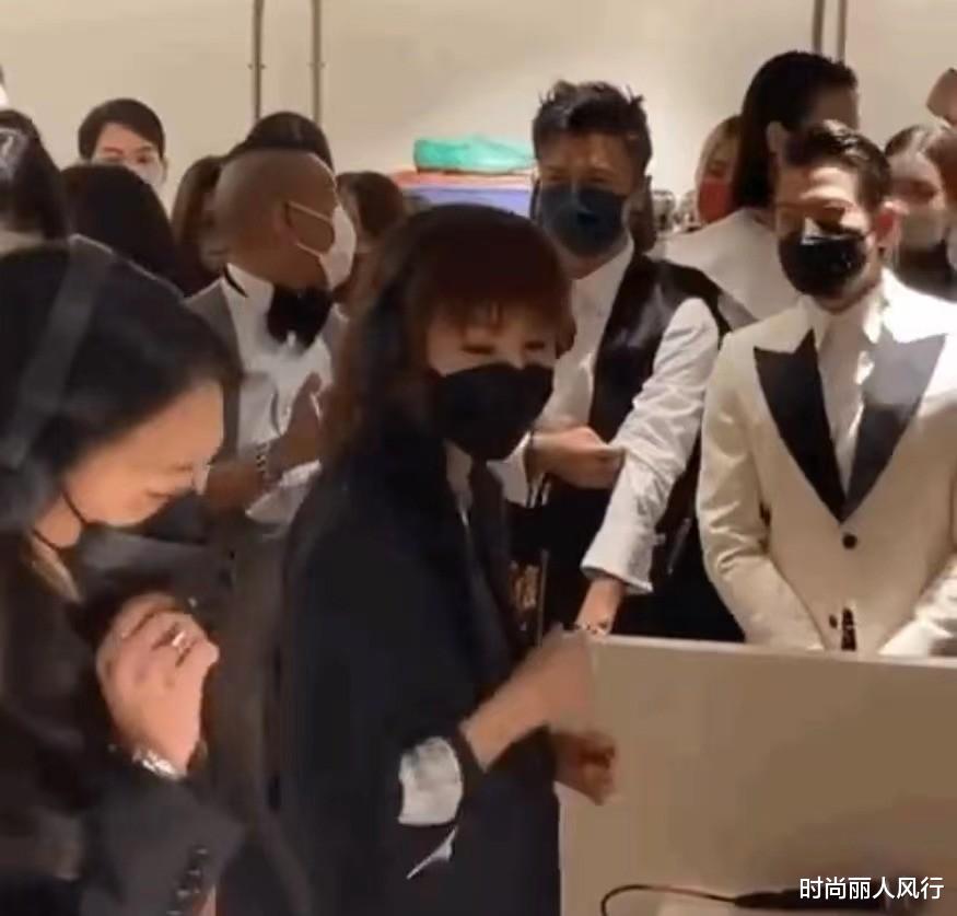 57岁张曼玉罕见现身！穿露脐装压轴现身，谢霆锋郭富城都成跟班