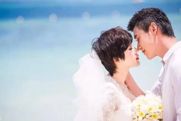 陆毅|陆毅13岁女儿身高近一米七！街上和妹妹兴奋玩闹，五官清秀好像爸