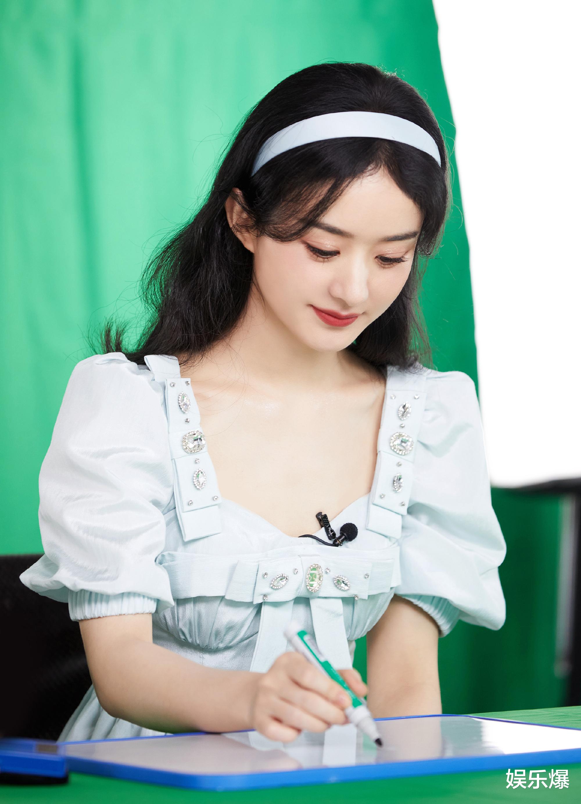 赵丽颖|赵丽颖久违直播营业,穿公主裙化身在逃公主,状态良好获称赞