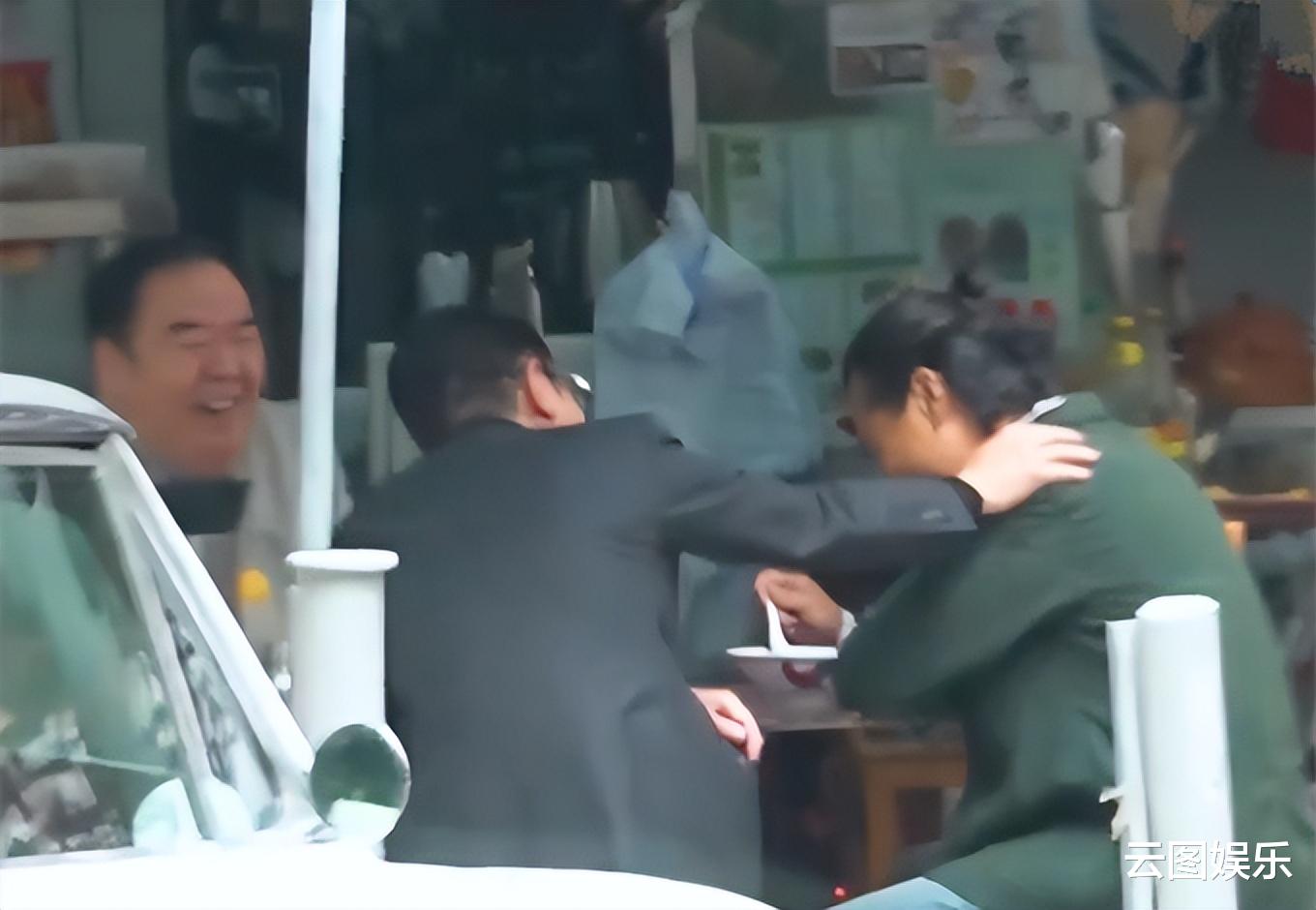 刘德华|刘德华现身街边拍戏,炎热天气穿高领衫面不改色,郑则仕罕露面