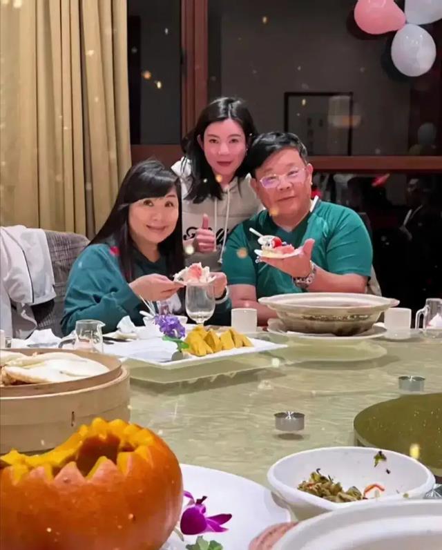 退休|广东王牌主持郑达与妻子一同庆祝生日，他隐藏已久的妻子终于曝光