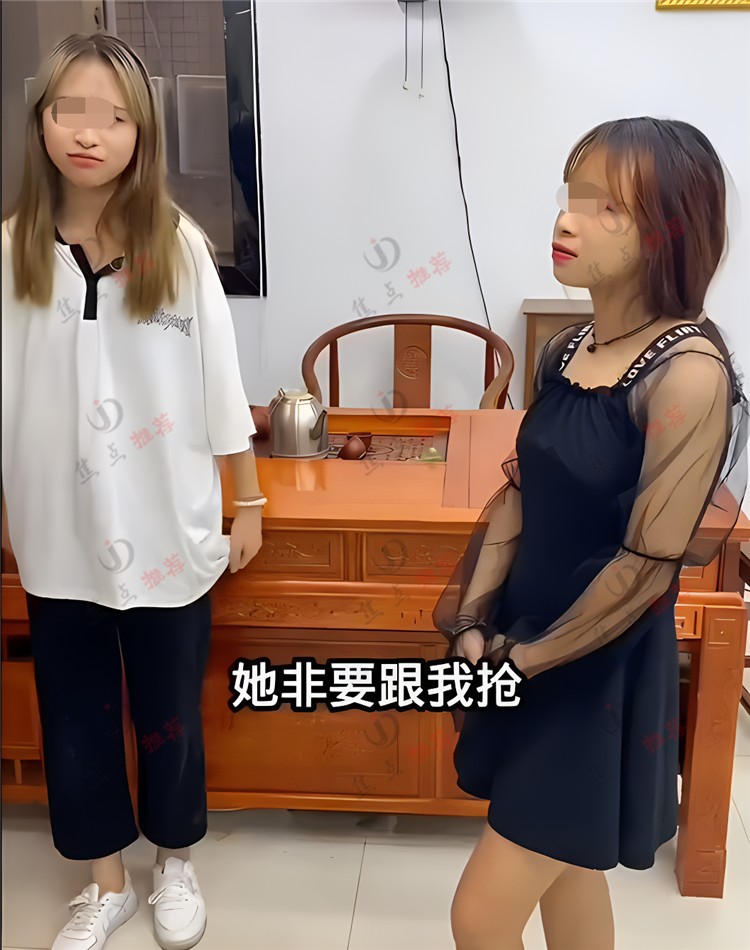 两女子竞选谁是厂花,互相薅头发找厂长评理,厂长一锤定音都好看