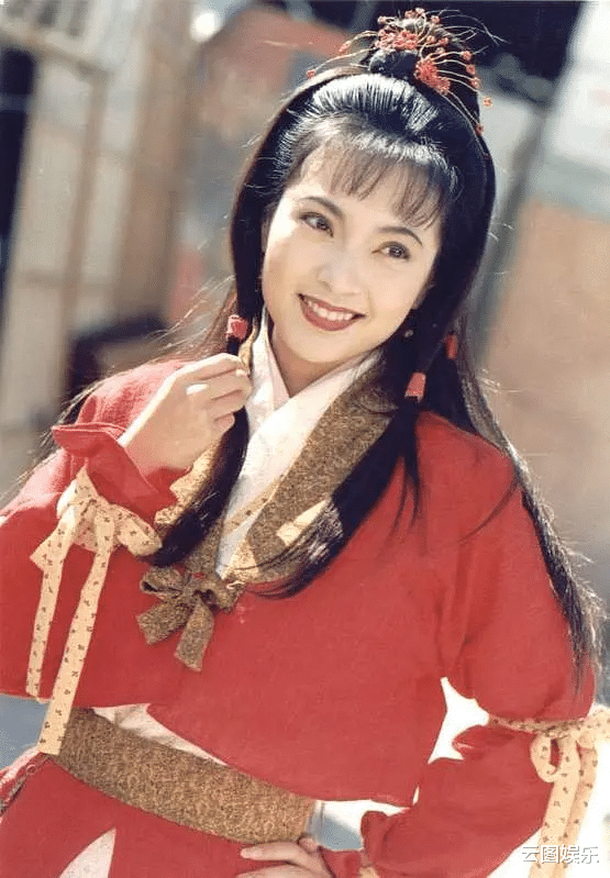 傅明宪|52岁傅明宪现身庙里,举比人高的香虔诚祈福,豪门梦碎后单身多年