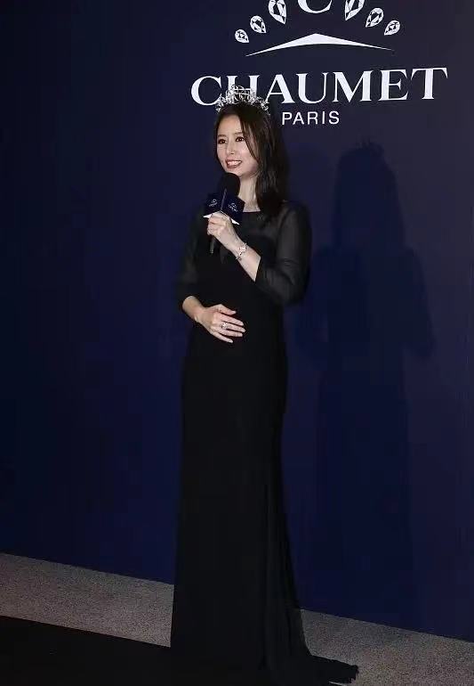 林心如|林心如现身新剧发布会!穿黑衣坐C位气场爆棚,生图有46岁的样子