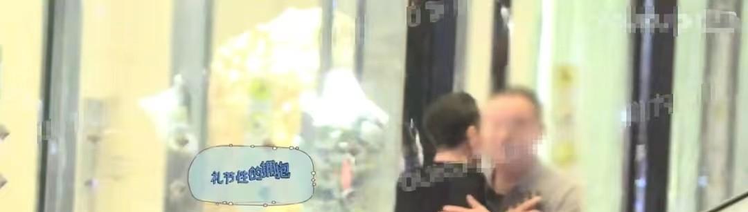 宋丹丹 陈好携富豪老公聚会，老公造型别致太个性，宋丹丹油头黑衣像爷们