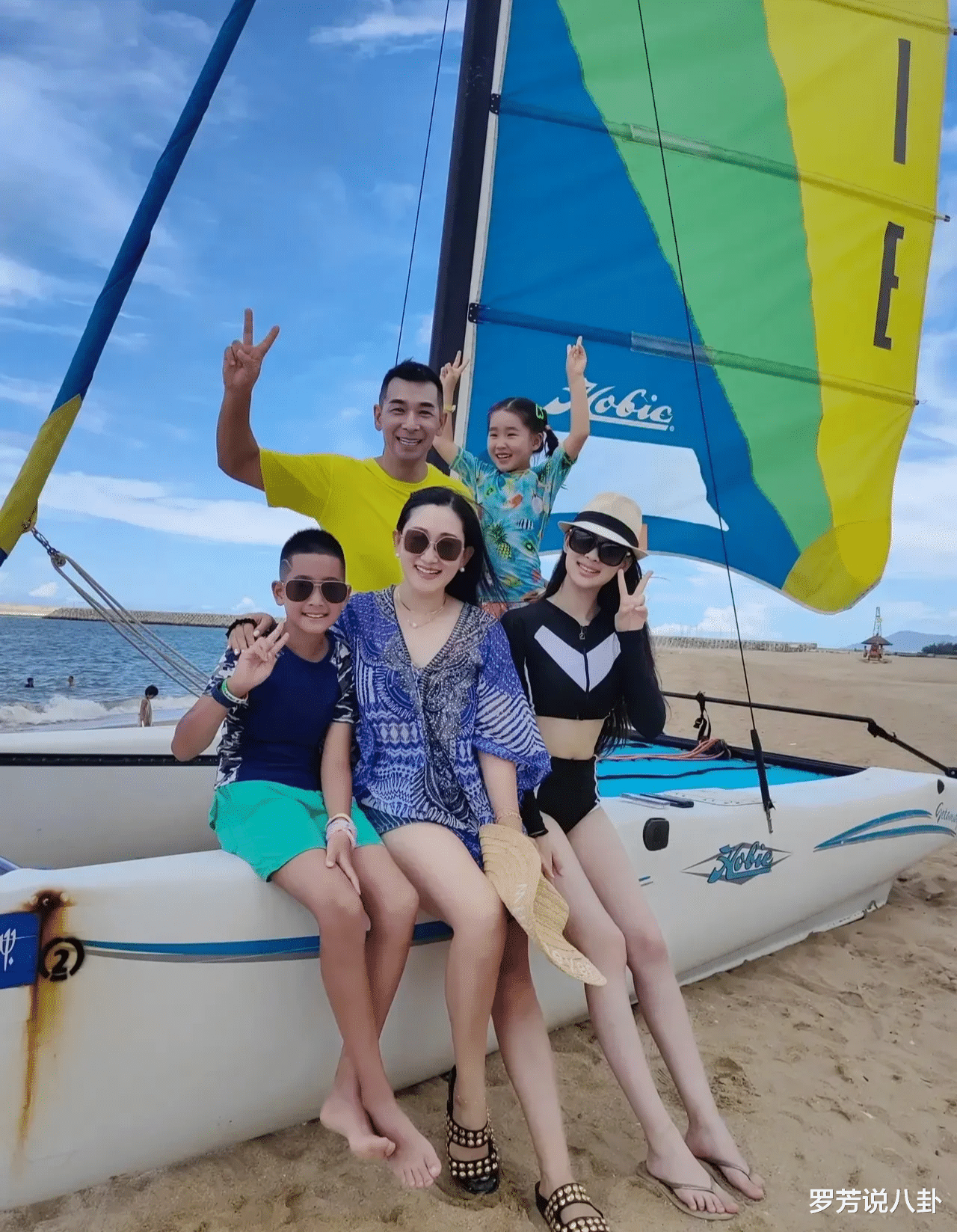 赵文卓|赵文卓的全家福！50岁的他，早前罕见携42岁老婆以及3个儿女一起出游！其乐融融，温馨又幸福！