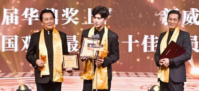 王劲松|任嘉伦再得大奖,与唐国强王劲松同框,华鼎奖惹争议,被指责霸屏