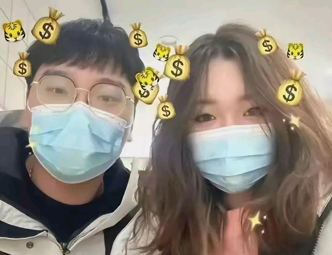 嘉玲|小网红患新冠去世,22岁妻子跳楼殉情,是真爱还是冲动