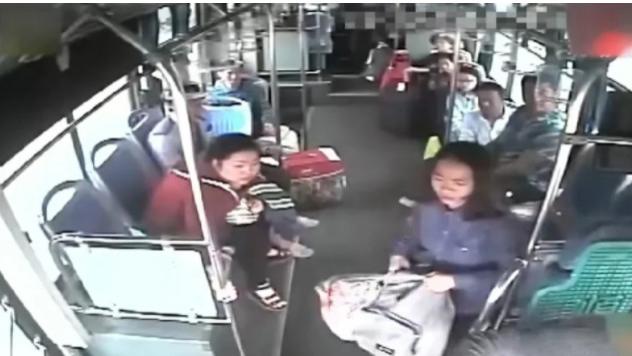 在海口，一名女大学生乘坐公交车时，随身携带的2万元学费不翼而飞