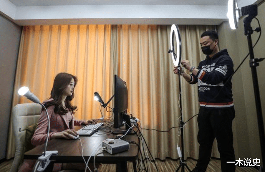 雷佳|她是首位博士级歌唱家，曾12次登上春晚舞台，如今42岁风采依旧