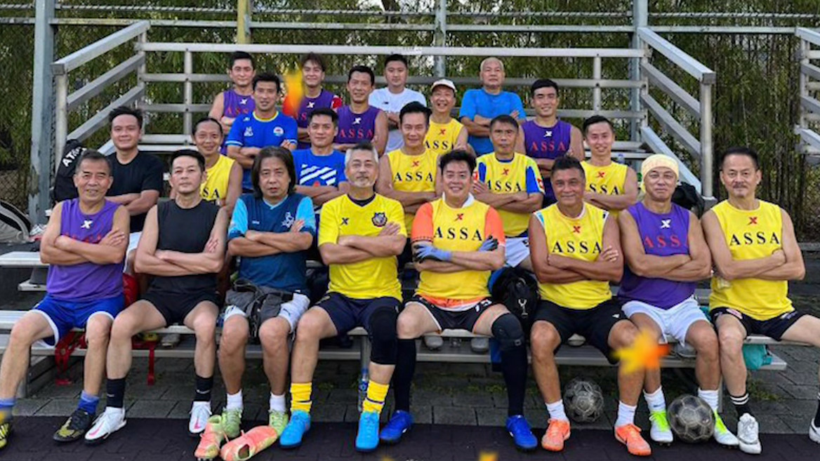 谭咏麟|谭咏麟脚伤痊愈，率领超20位港星踢足球，集体穿国产运动服气场大