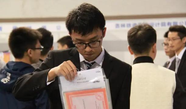 燕山|铁路局2022下半年招聘来了，学历低至专科，4类考生将优先录用