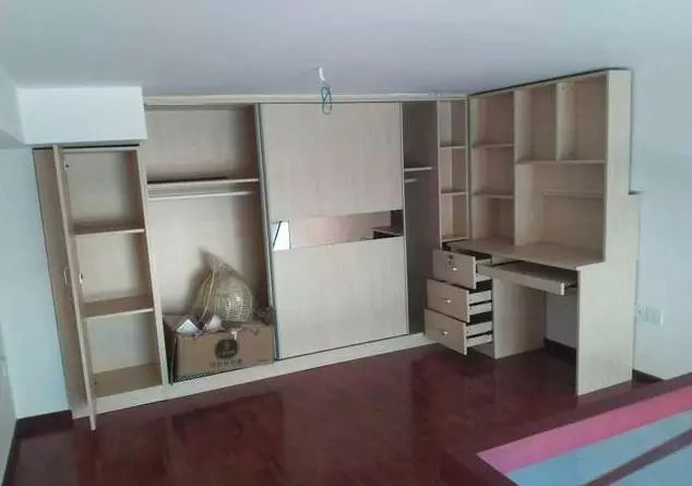 晒晒婆婆装修的婚房,只有45平米大,一进门就是厨房