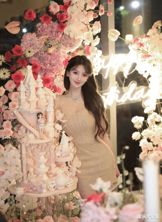 黄晓明|黄晓明恋情再添一锤?疑为网红叶珂庆生,女方感动当场落泪