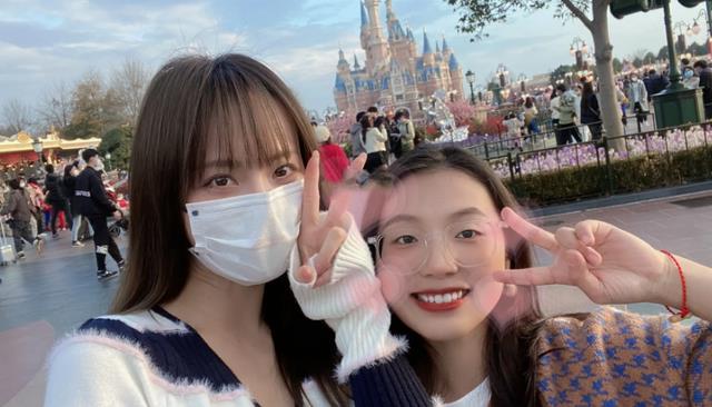 张嘉倪|张嘉倪婚变后逛迪士尼被偶遇,彻底放下买超,一句爱得起不是空谈