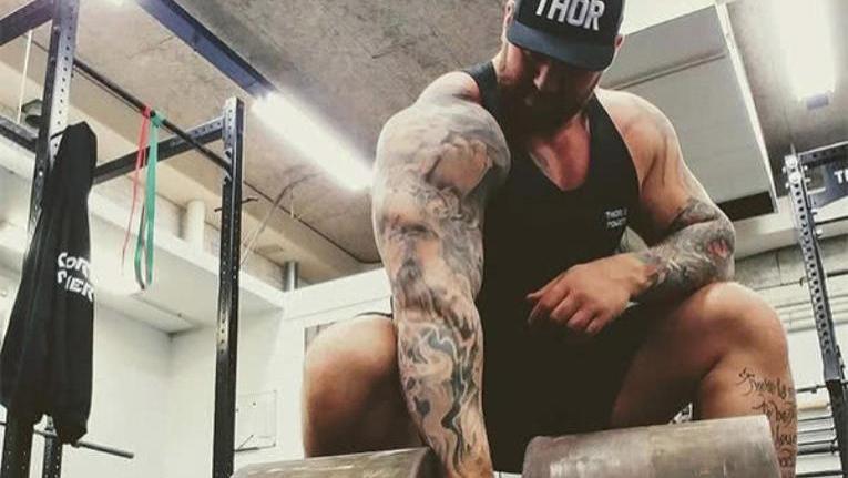 大力士|2米05大力士魔山：娱乐圈大红，进拳击界也成功，迎娶1米6娇妻