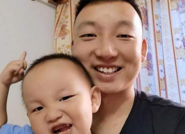 穿衣搭配|熊磊晒儿子言宝成长画面，言宝懂事乖巧超可爱，穿搭获网友夸奖