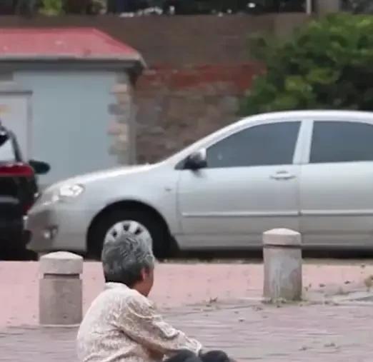 15年初三女生扶老人被讹,家属上门扬言:不赔钱就把人抬到你们家