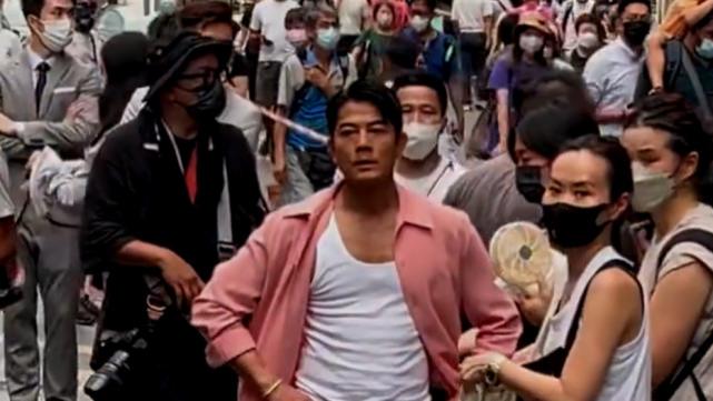 郭富城|郭富城在闹市拍摄展示舞蹈被围观 开心与路人合影被赞又帅又友好