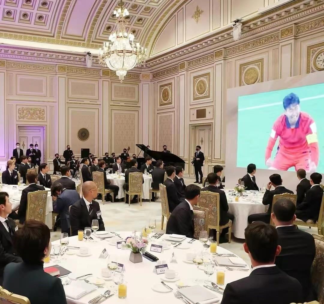 小黑裙 韩国总统夫妇为国足设宴！美貌夫人穿小黑裙又惊艳了，为孙兴憨敬酒