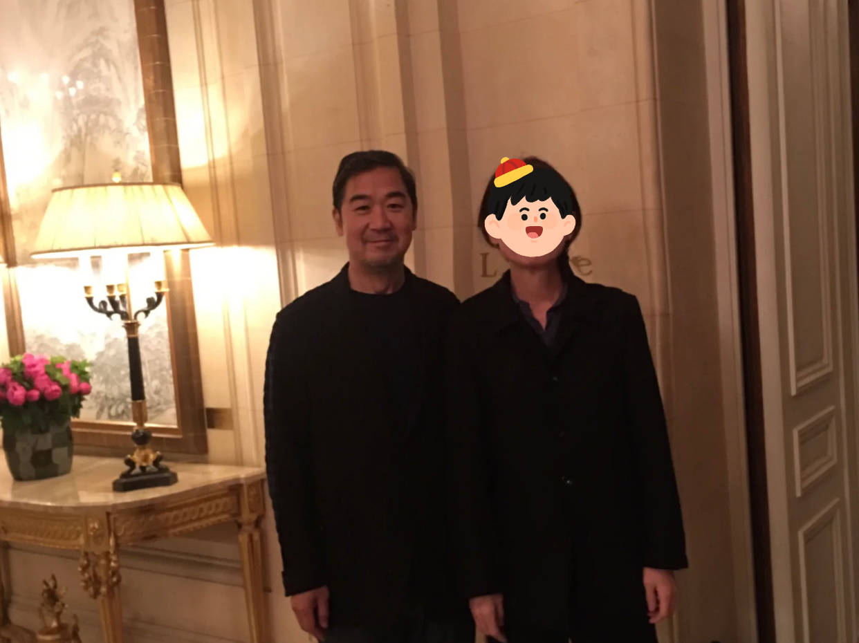 张国立|68岁张国立疑定居法国!紧抱娇妻现身高档餐厅,生活质量让人羡慕