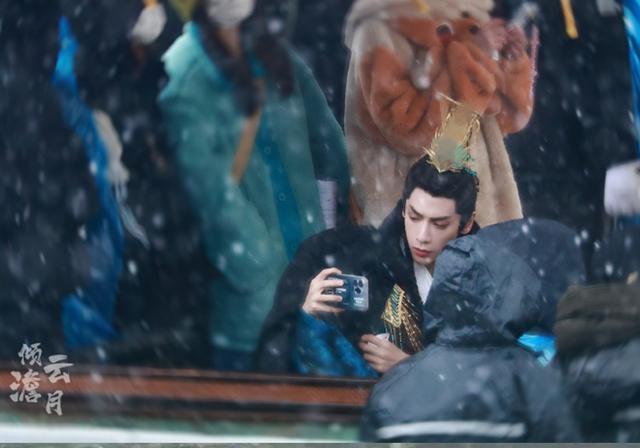 罗云熙|《长月烬明》罗云熙骑马真帅，还给粉丝拍雪景，侧脸轮廓太绝了！