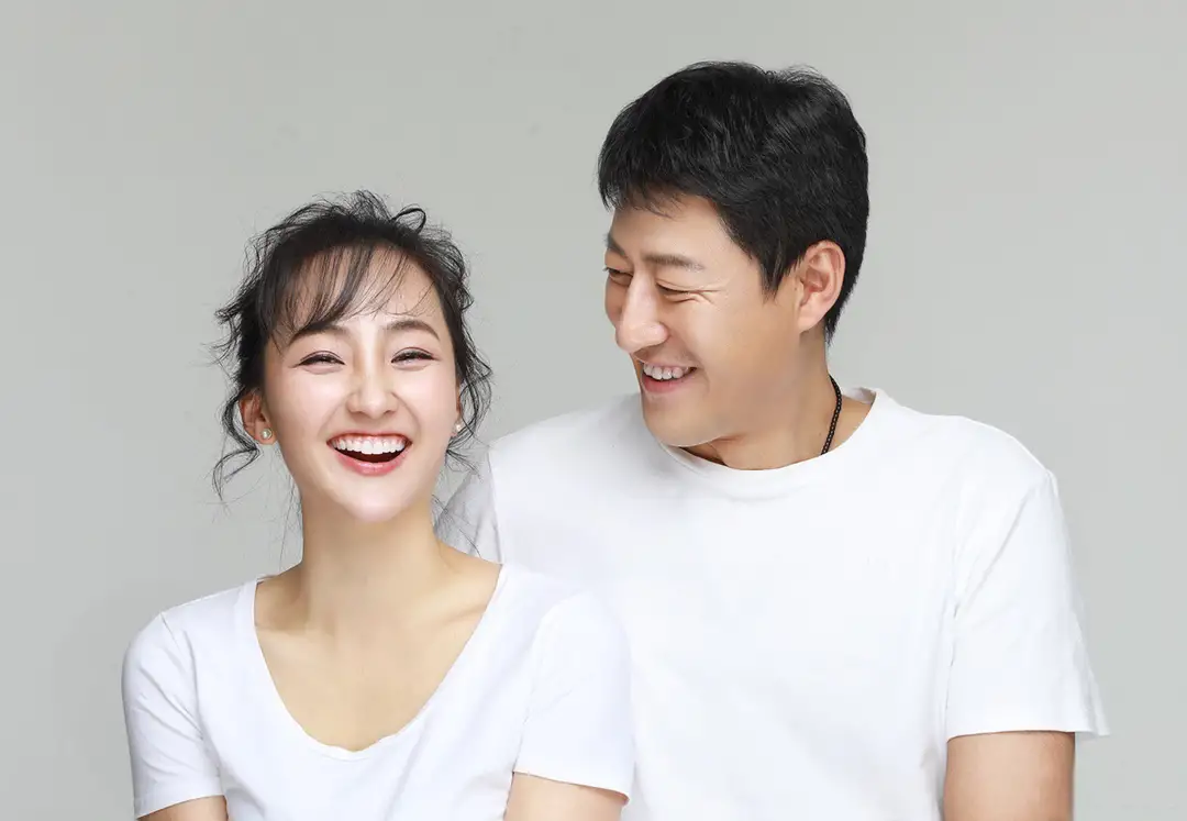 于震|47岁于震晒全家福!结婚10年疑生6个孩子,小13岁娇妻笑得幸福