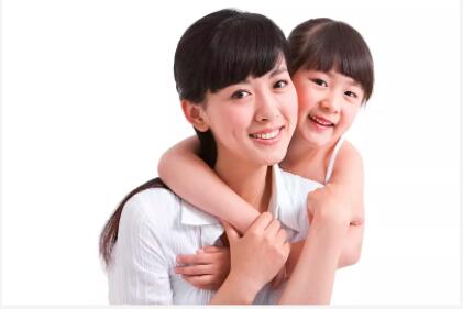 52岁大姐爱上25岁帅小伙,还为他生了个女儿,结果被现实打脸