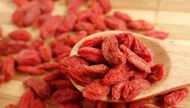 小米粥|每晚睡前“生嚼几粒枸杞”,一段时间过后,身体会得到哪些好处?