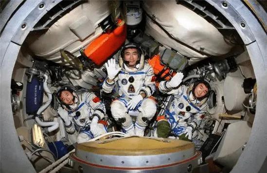 神州十二号顺利返回陆地，三名宇航员为啥要被隔离十四天