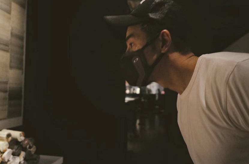 海一天|海一天与小12岁妻子出游，路边骑车接地气，女方穿超短裤白到发光