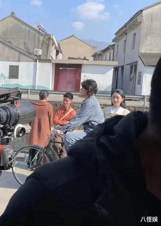 赵丽颖|赵丽颖欧豪拍戏被偶遇，颖宝为新戏增肥脸圆一圈，甩手走路好欢快