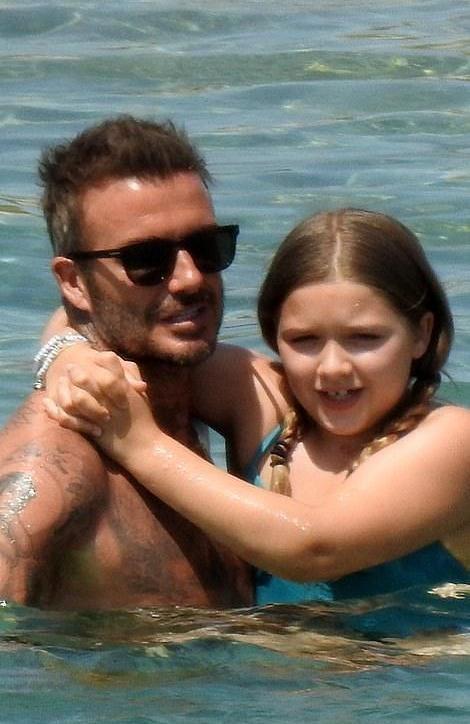 哈珀·贝克汉姆|11岁的贝小七，和贝克汉姆在游轮上，父亲搂着她的肩膀，亲她的脸蛋