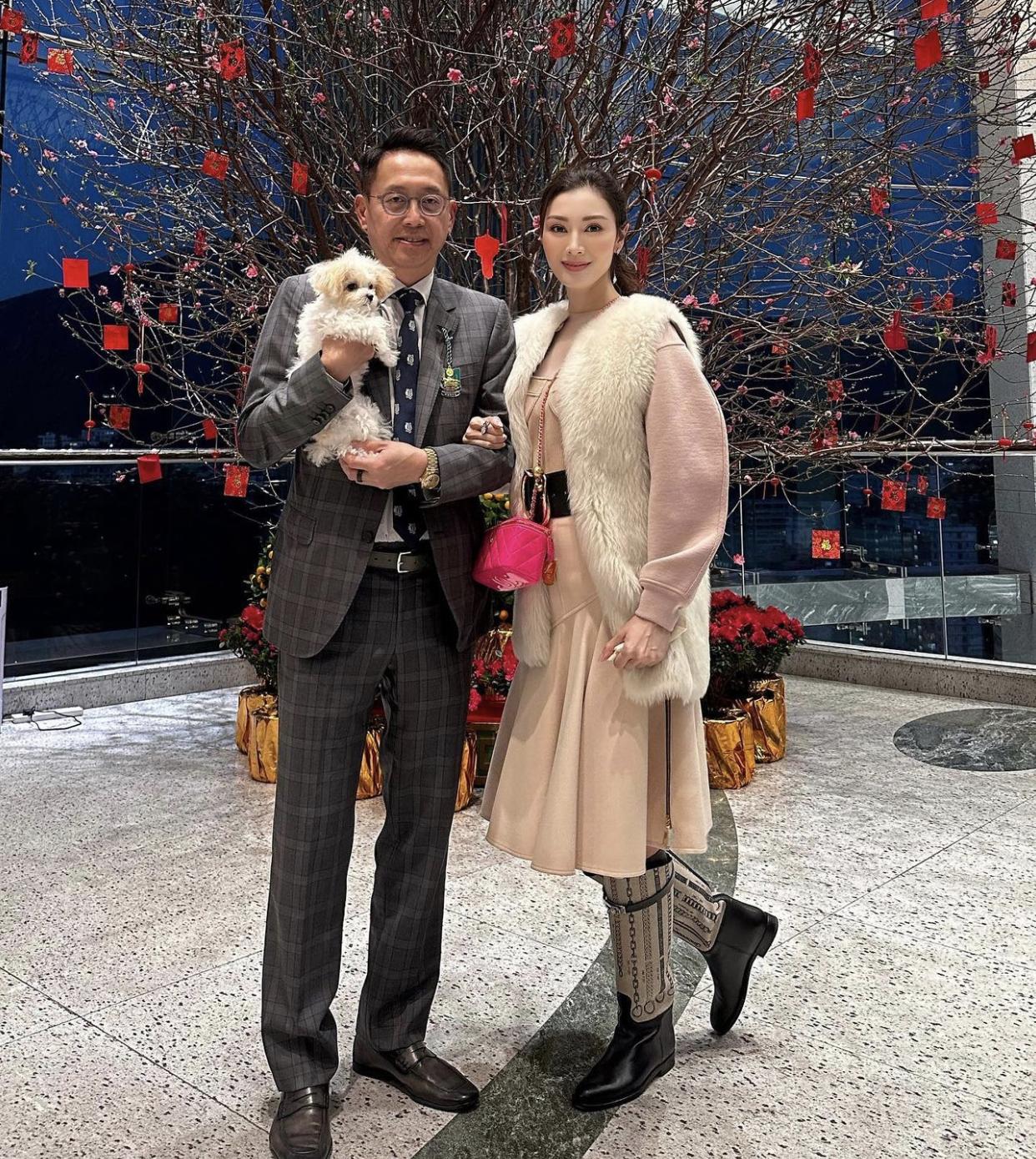 许晋亨|61岁许晋亨带娇妻过情人节!小8岁李嘉欣肤白貌美,同框似父女