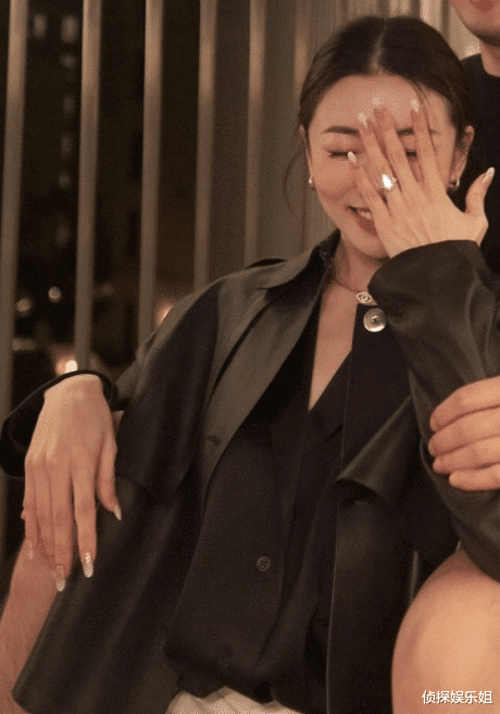 强尼·戴普|郑恺前女友挺孕肚游泳，穿宽松浴袍巧遮孕肚，妆容精致巴掌脸抢镜