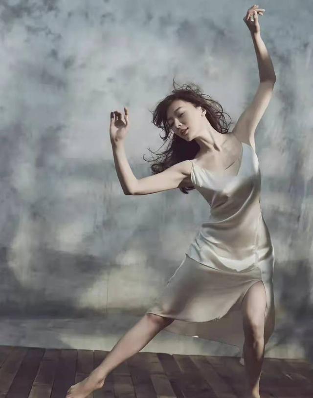 陈数|陈数穿尖领吊带裙拍大片，被指“状态不像70后”，引起热议