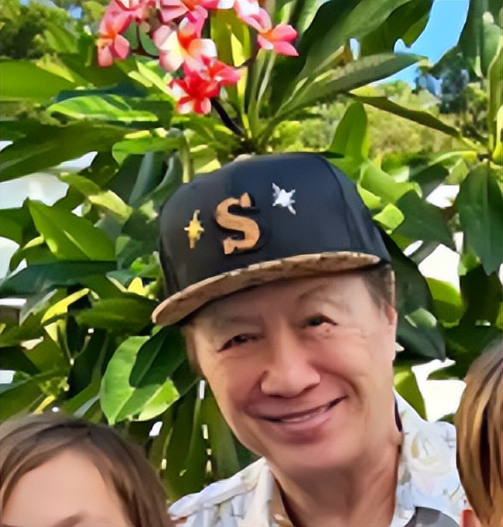 许冠杰|歌王许冠杰一家六口现身，混血妻子身材发福，双胞胎孙子似外国人