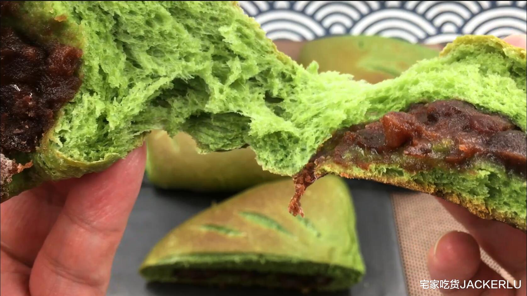 抹茶红豆欧包，易出膜，外脆内软，红豆与抹茶超级搭配。