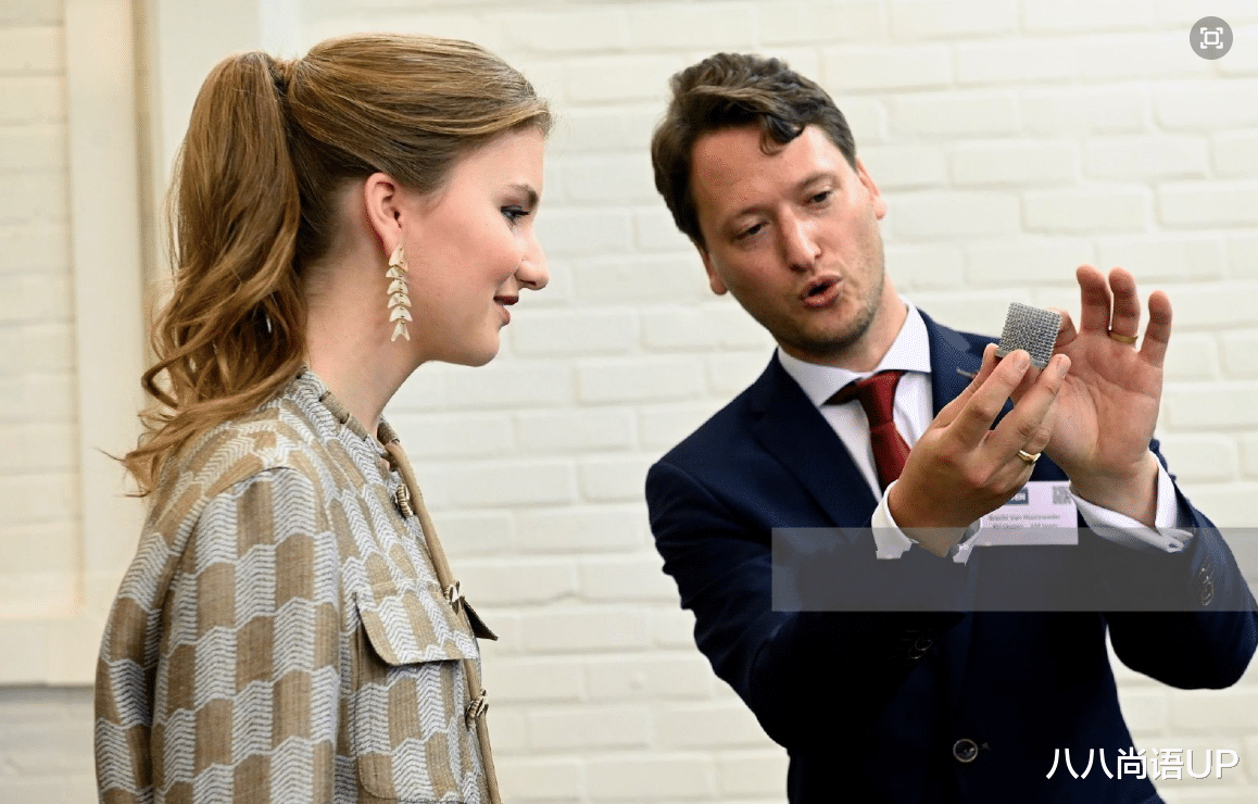 比利时女王储出席开幕式,裤装打扮扎起马尾辫,这才是00后的打扮