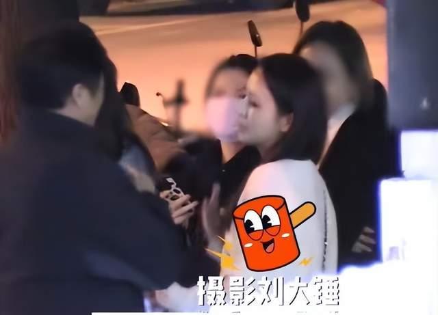 佟丽娅|佟丽娅与友人聚会时,餐后与朋友拥抱告别,状态不错