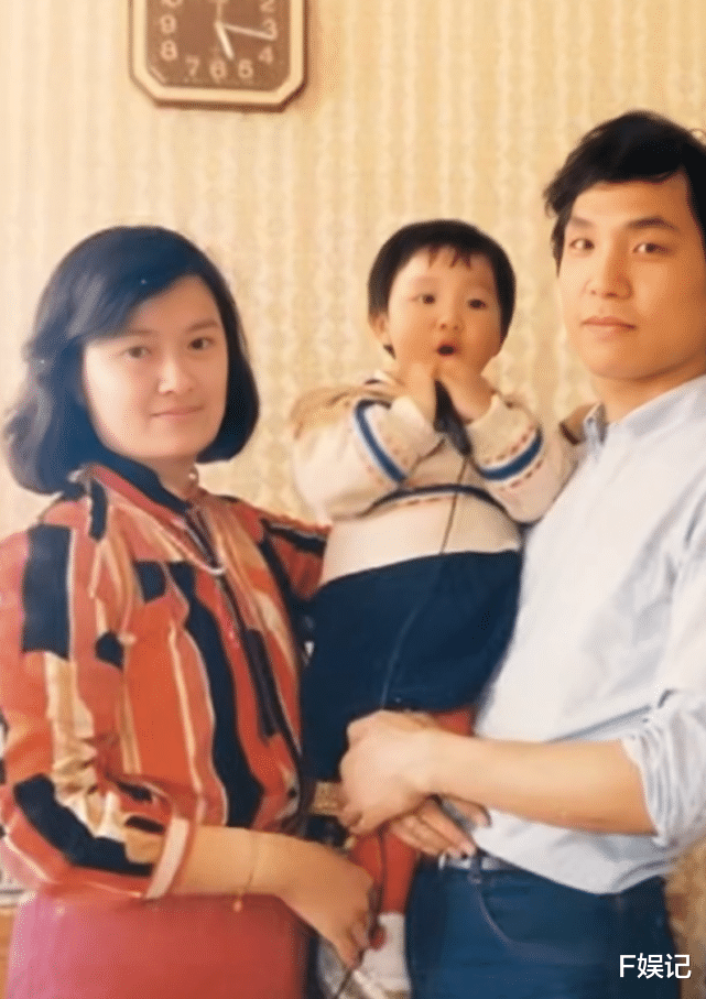 |王祖蓝李亚男分别晒与妈妈合影庆祝母亲节 夫妻俩从孩子变成父母