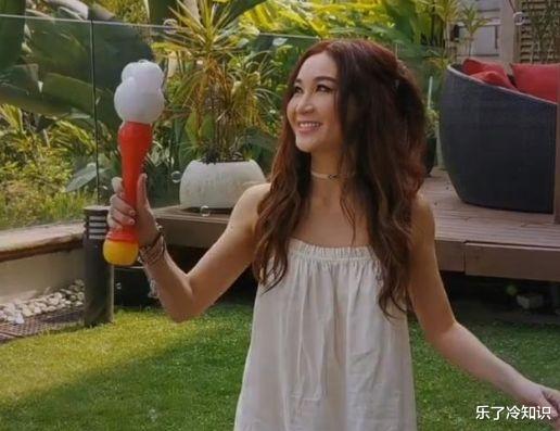 温碧霞|广东东莞街头的温碧霞,小短裙大长腿吸睛,真的55岁了?