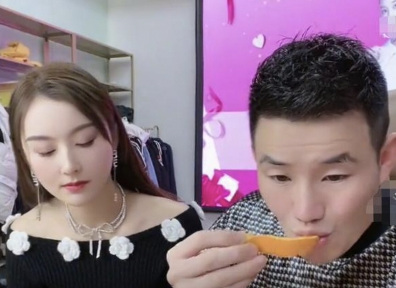 吴京 嘎子眼红了？蹭完吴京热度后，直播嘲讽刘畊宏健身，想减肥跟我练