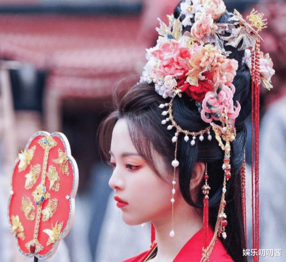 杨超越|24岁杨超越新剧造型曝光，满头绒花塑料感拉胯，网友：也就脸能看