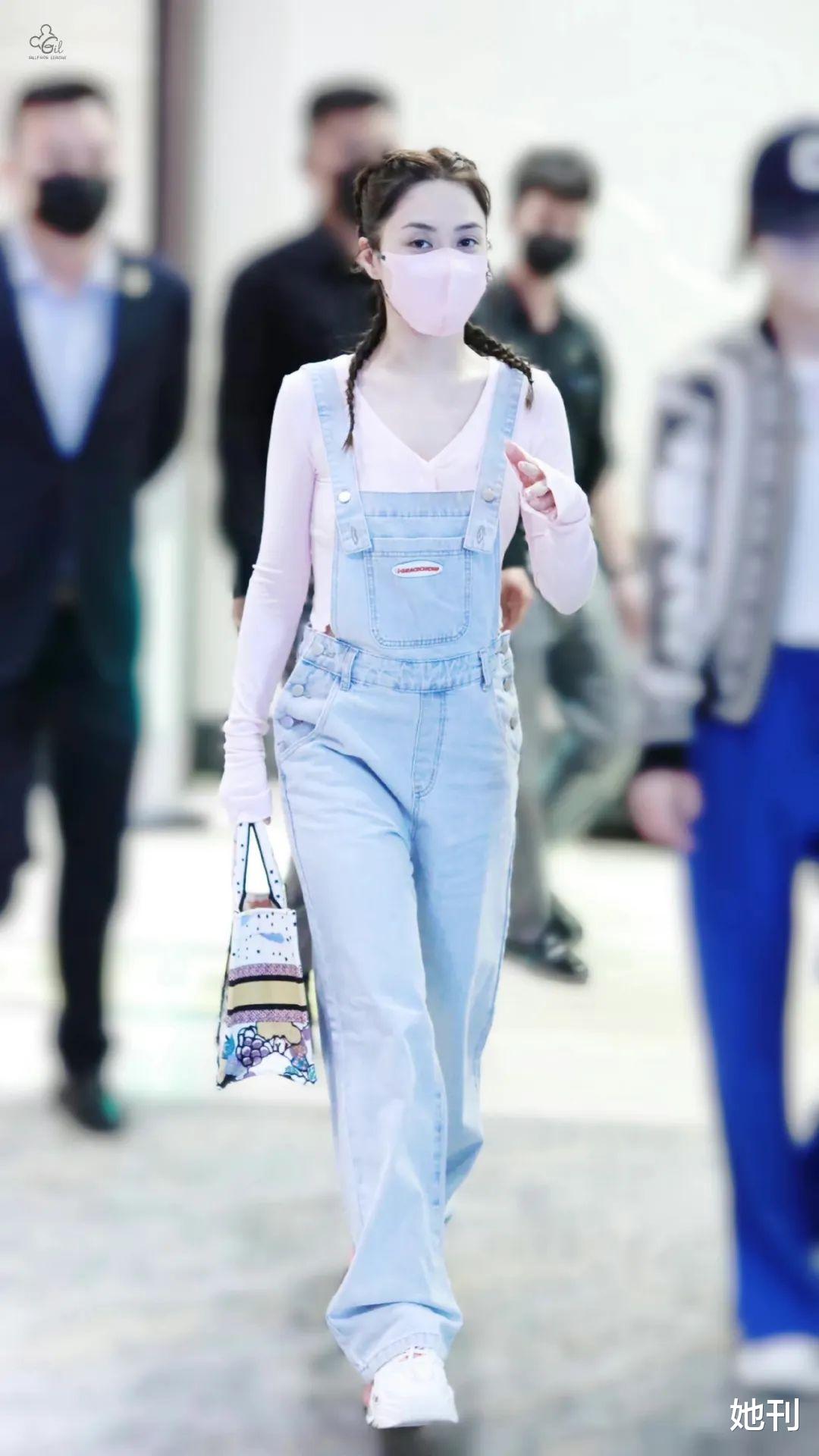 台下天仙，台上葫芦娃，她是得罪「浪姐」造型师了吗？