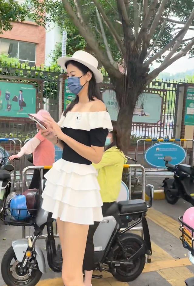 纪实:女子穿短裙接孩子放学,一旁的家长紧盯着美腿,若有所思