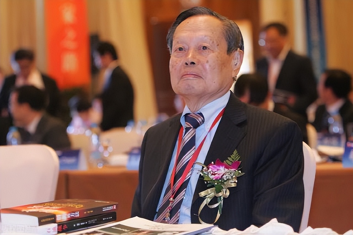 拒绝误会,该为100岁的杨振宁正名:伟大的爱国者,杰出的科学家